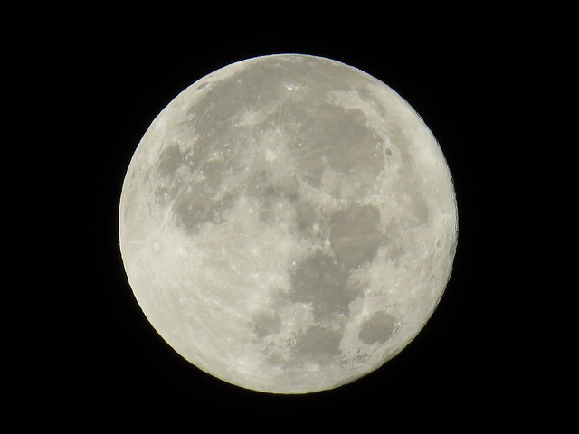 moon-1108686_640